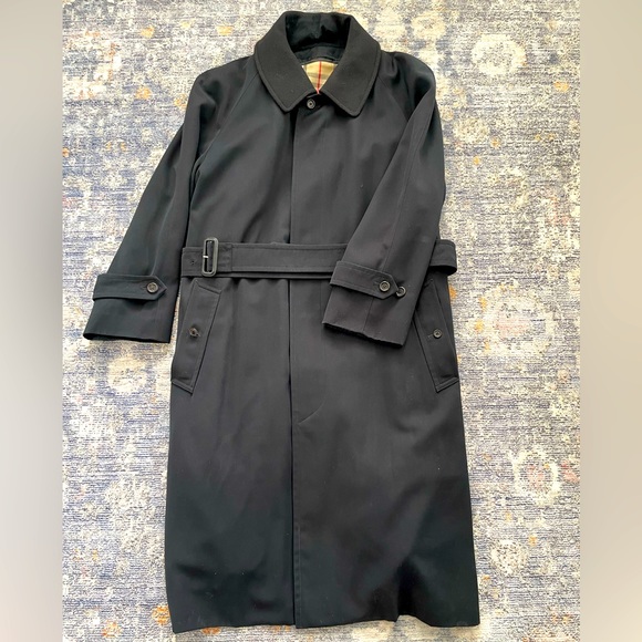 Stylish Burberry long trench coat with removable liner. - Picture 4 of 16